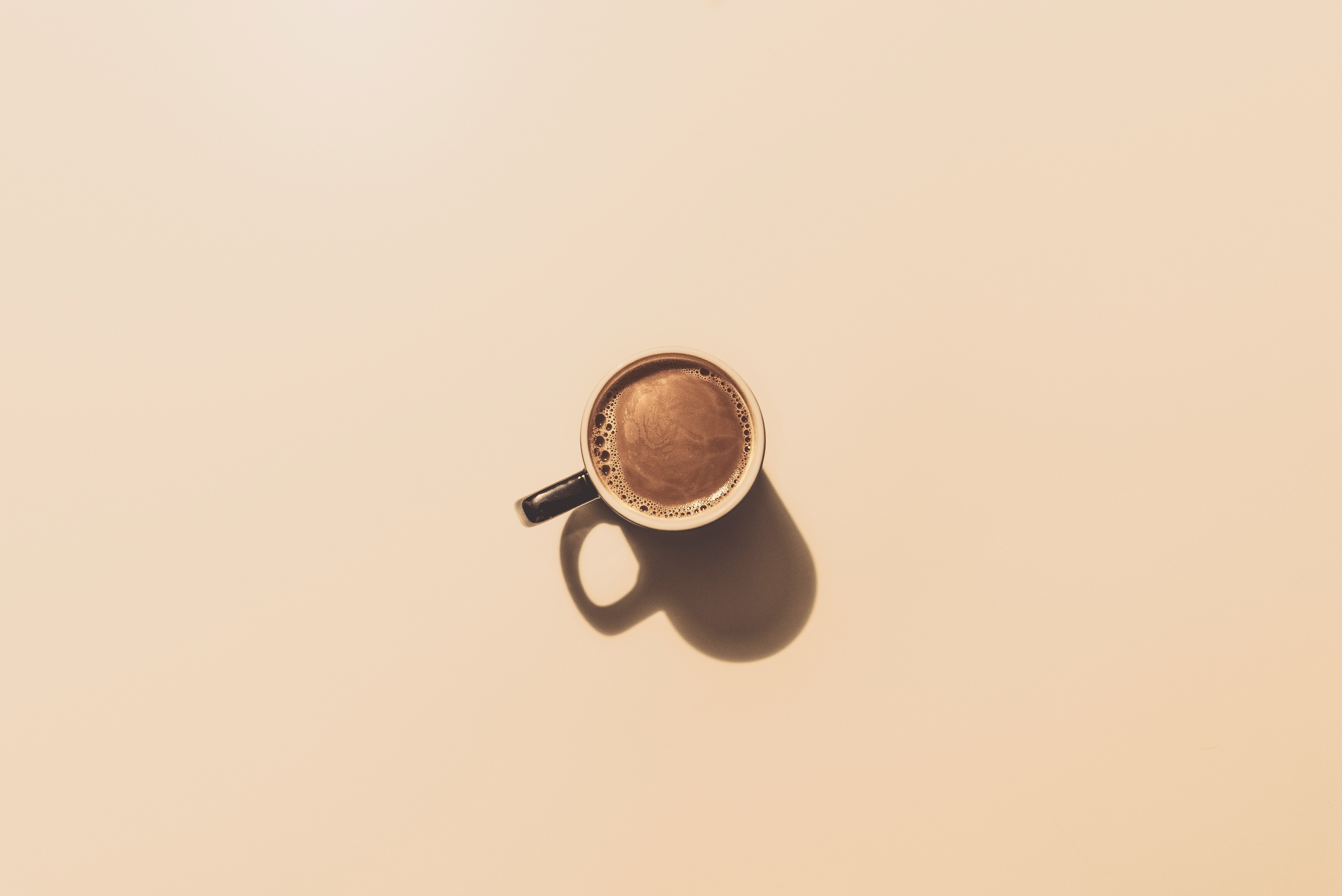 Minimalismo post-digitale: perché i consumatori pagano di più per avere meno